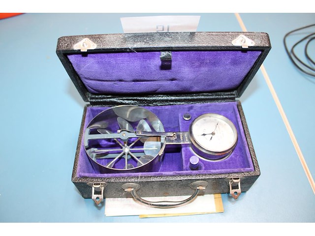 Antieke mechanische windsnelheidsmeter / anemometer in koffer. - afbeelding 1 van  2