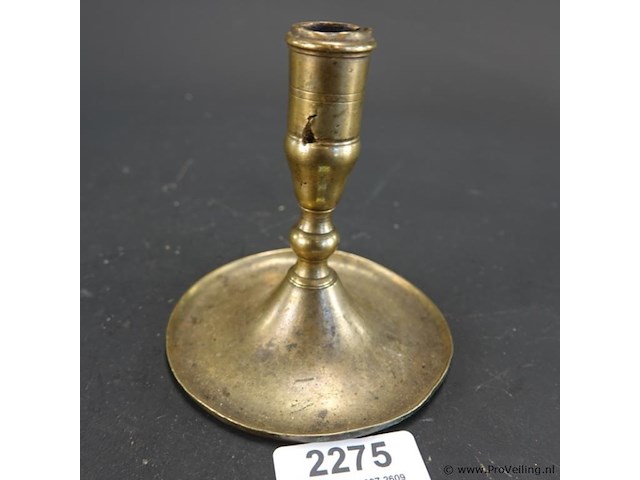 Antieke messing kandelaar met een brede schotelvoet en geprofileerde balusterstam - afbeelding 1 van  5