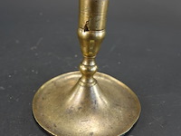 Antieke messing kandelaar met een brede schotelvoet en geprofileerde balusterstam - afbeelding 1 van  5