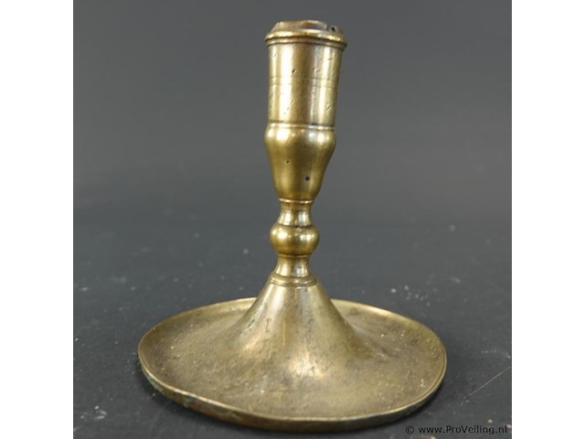 Antieke messing kandelaar met een brede schotelvoet en geprofileerde balusterstam - afbeelding 2 van  5