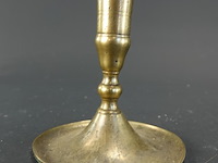 Antieke messing kandelaar met een brede schotelvoet en geprofileerde balusterstam - afbeelding 2 van  5