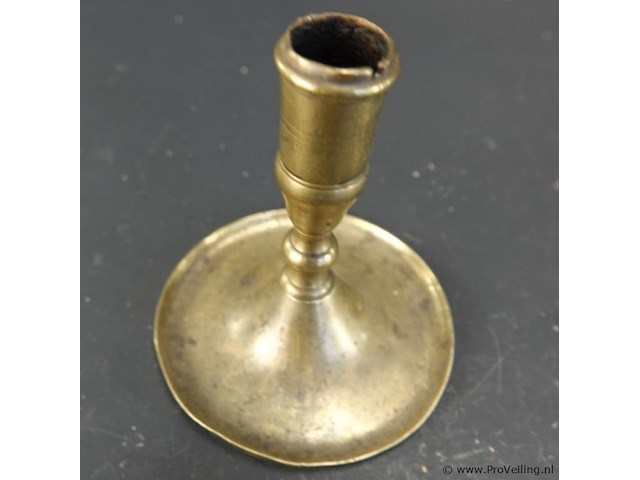 Antieke messing kandelaar met een brede schotelvoet en geprofileerde balusterstam - afbeelding 3 van  5