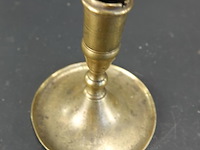 Antieke messing kandelaar met een brede schotelvoet en geprofileerde balusterstam - afbeelding 3 van  5