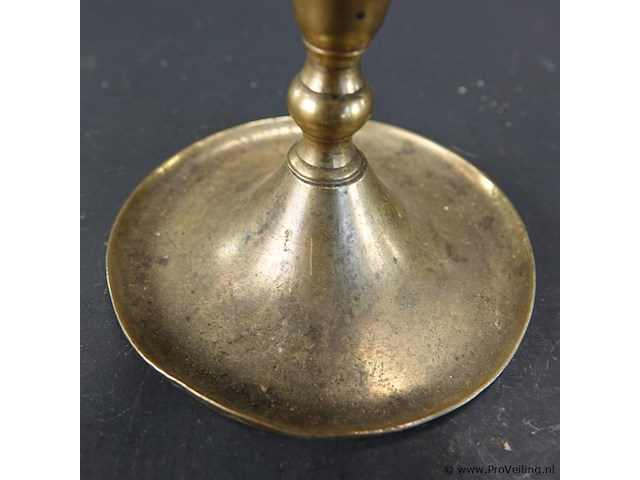 Antieke messing kandelaar met een brede schotelvoet en geprofileerde balusterstam - afbeelding 4 van  5