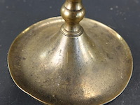 Antieke messing kandelaar met een brede schotelvoet en geprofileerde balusterstam - afbeelding 4 van  5