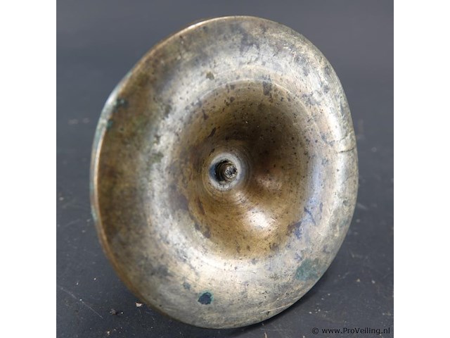 Antieke messing kandelaar met een brede schotelvoet en geprofileerde balusterstam - afbeelding 5 van  5