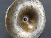 Antieke messing kandelaar met een brede schotelvoet en geprofileerde balusterstam - afbeelding 5 van  5