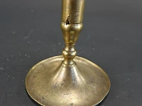 Antieke messing kandelaar met een brede schotelvoet en geprofileerde balusterstam