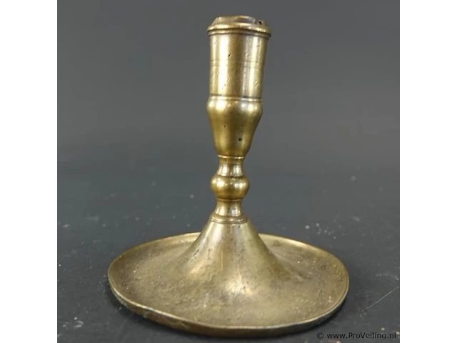 Antieke messing kandelaar met een brede schotelvoet en geprofileerde balusterstam - afbeelding 2 van  5