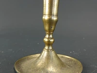 Antieke messing kandelaar met een brede schotelvoet en geprofileerde balusterstam - afbeelding 2 van  5