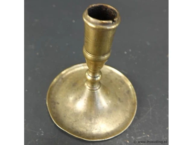 Antieke messing kandelaar met een brede schotelvoet en geprofileerde balusterstam - afbeelding 3 van  5