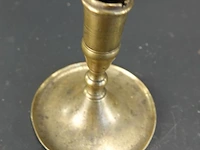 Antieke messing kandelaar met een brede schotelvoet en geprofileerde balusterstam - afbeelding 3 van  5