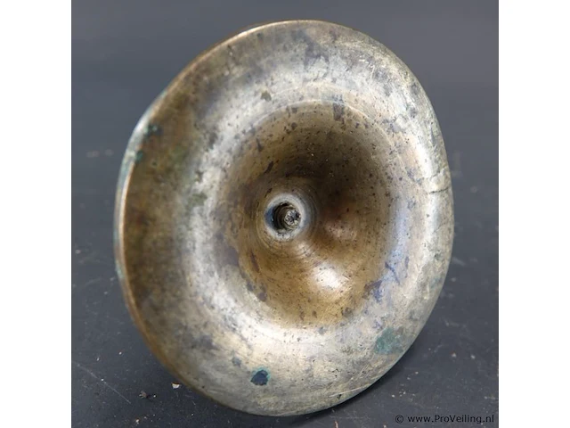 Antieke messing kandelaar met een brede schotelvoet en geprofileerde balusterstam - afbeelding 5 van  5
