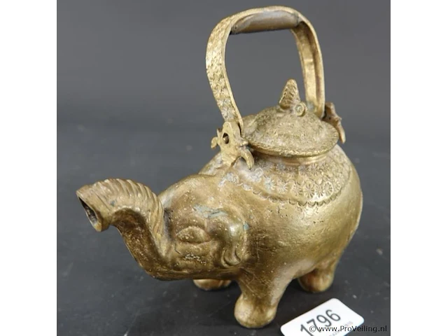 Antieke messing of bronzen theepot of schenkkan in de vorm van een olifant - afbeelding 1 van  8