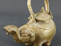 Antieke messing of bronzen theepot of schenkkan in de vorm van een olifant
