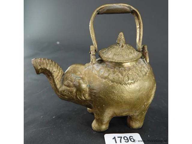 Antieke messing of bronzen theepot of schenkkan in de vorm van een olifant - afbeelding 2 van  8