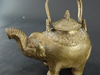 Antieke messing of bronzen theepot of schenkkan in de vorm van een olifant - afbeelding 2 van  8