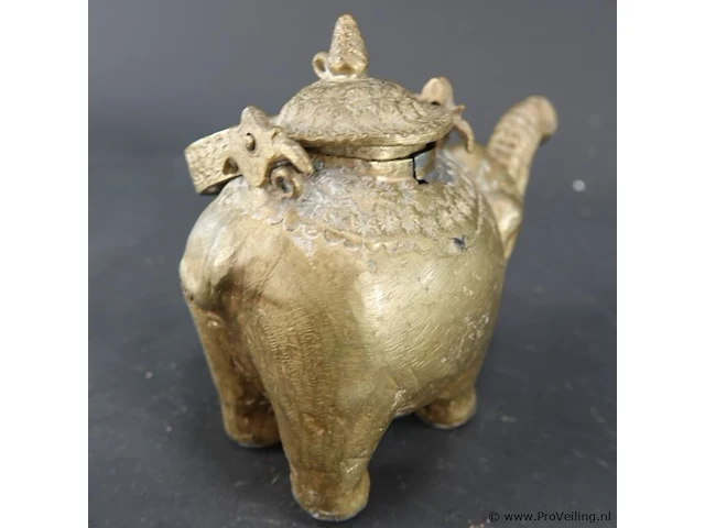 Antieke messing of bronzen theepot of schenkkan in de vorm van een olifant - afbeelding 3 van  8