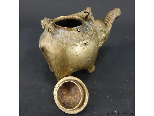 Antieke messing of bronzen theepot of schenkkan in de vorm van een olifant - afbeelding 4 van  8