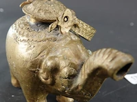 Antieke messing of bronzen theepot of schenkkan in de vorm van een olifant - afbeelding 5 van  8