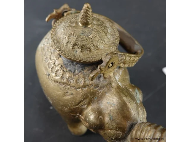 Antieke messing of bronzen theepot of schenkkan in de vorm van een olifant - afbeelding 6 van  8