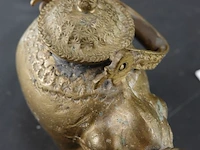 Antieke messing of bronzen theepot of schenkkan in de vorm van een olifant - afbeelding 6 van  8