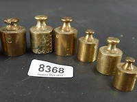 Antieke messing of koperen knopgewichten te zijn (ook wel apothekers- of ijkmatige weegschaalgewichten genoemd) - afbeelding 4 van  6