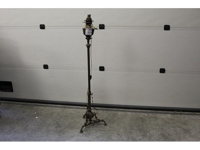 Antieke metalen staande lamp. hoogte 140 cm - afbeelding 1 van  4