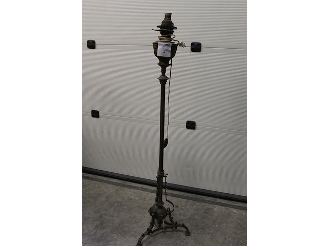 Antieke metalen staande lamp. hoogte 140 cm - afbeelding 2 van  4