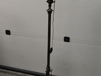 Antieke metalen staande lamp. hoogte 140 cm - afbeelding 2 van  4