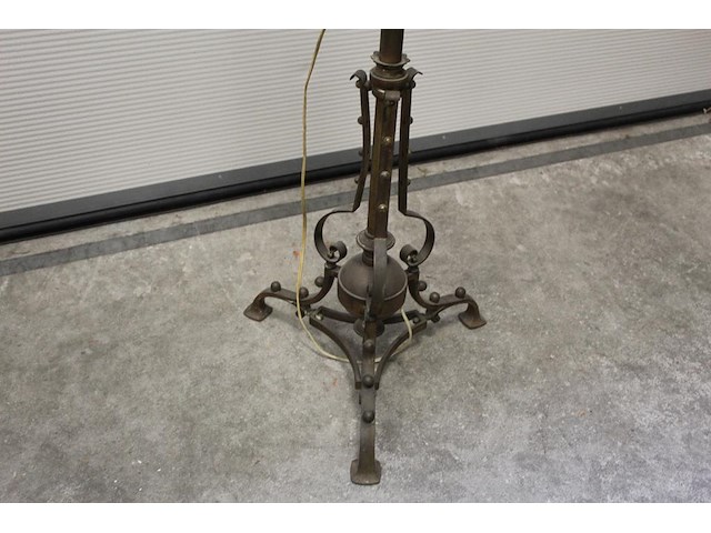 Antieke metalen staande lamp. hoogte 140 cm - afbeelding 3 van  4