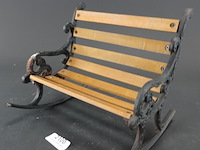 Antieke miniatuur schommelbank gemaakt van sierlijk zwart gietijzer met houten latjes - afbeelding 1 van  5