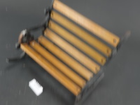 Antieke miniatuur schommelbank gemaakt van sierlijk zwart gietijzer met houten latjes - afbeelding 3 van  5