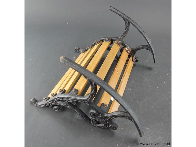 Antieke miniatuur schommelbank gemaakt van sierlijk zwart gietijzer met houten latjes - afbeelding 5 van  5