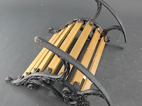 Antieke miniatuur schommelbank gemaakt van sierlijk zwart gietijzer met houten latjes - afbeelding 5 van  5