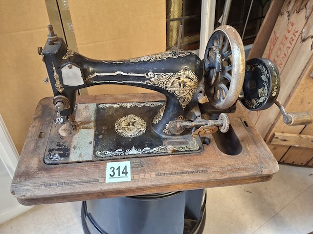 Antieke naaimachine - afbeelding 3 van  3