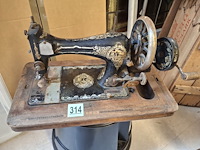 Antieke naaimachine - afbeelding 3 van  3