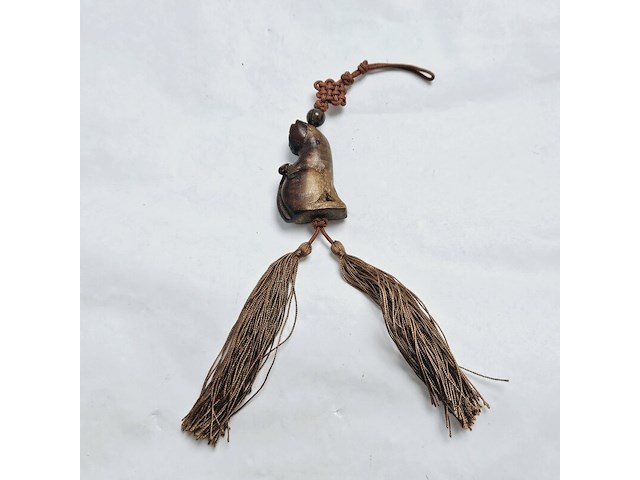 Antieke netsuke houten figurine met paarse jade - afbeelding 1 van  3