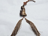 Antieke netsuke houten figurine met paarse jade - afbeelding 1 van  3