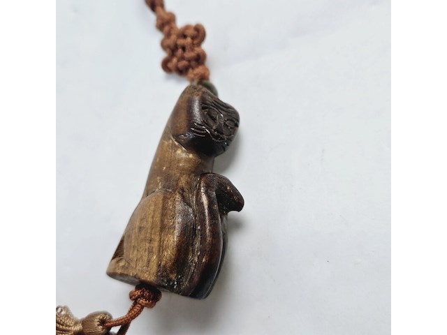 Antieke netsuke houten figurine met paarse jade - afbeelding 2 van  3