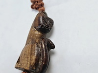 Antieke netsuke houten figurine met paarse jade - afbeelding 2 van  3