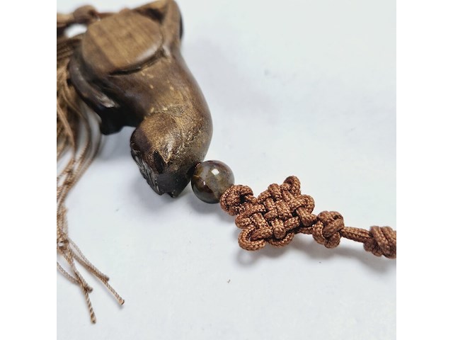 Antieke netsuke houten figurine met paarse jade - afbeelding 3 van  3