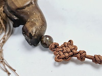 Antieke netsuke houten figurine met paarse jade - afbeelding 3 van  3