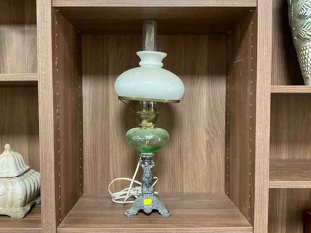 Antieke olielamp / tafellamp - afbeelding 1 van  3