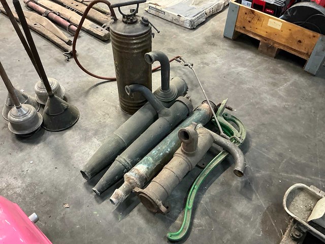 Antieke onkruidspuit en waterpomp koper - afbeelding 2 van  3