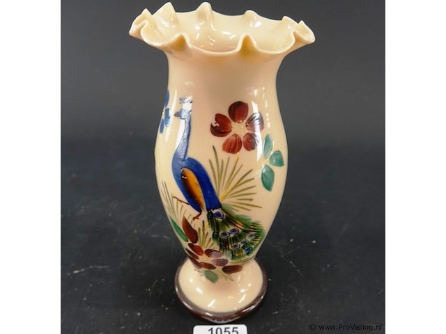 Antieke opaline vaas met handbeschilderde pauw en bloemdecoratie en een geschulpte rand - afbeelding 1 van  6