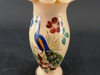 Antieke opaline vaas met handbeschilderde pauw en bloemdecoratie en een geschulpte rand - afbeelding 1 van  6