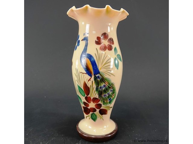 Antieke opaline vaas met handbeschilderde pauw en bloemdecoratie en een geschulpte rand - afbeelding 2 van  6