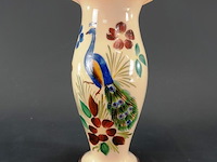 Antieke opaline vaas met handbeschilderde pauw en bloemdecoratie en een geschulpte rand - afbeelding 2 van  6
