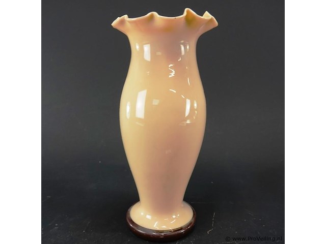 Antieke opaline vaas met handbeschilderde pauw en bloemdecoratie en een geschulpte rand - afbeelding 3 van  6